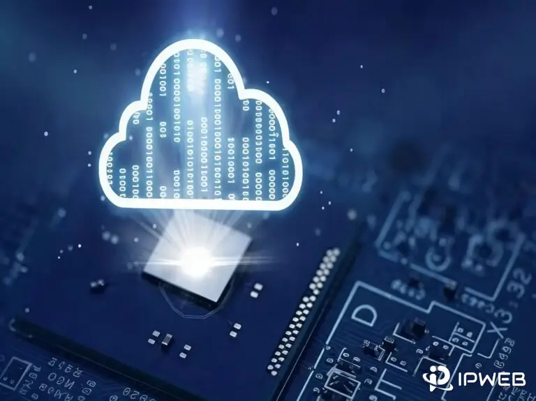 一幅描绘云计算与电路板融合的科技概念图。蓝色PCB电路板中央有一块发光的芯片，板上集成带有二进制数据的云朵图标，下方有光线效果，背景虚化，突出硬件与数据传输的科技感。