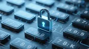 一把中心有浅蓝色锁孔的挂锁置于黑色键盘按键中央，背景是整齐排列的“7 8 9 4 8 5 7 8:9 7 2 2 1 1 6”等字符按键，蓝黑冷色调突出数据保护的科技与严谨感。