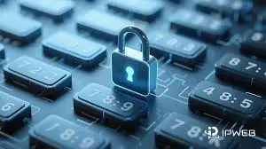 一把中心有浅蓝色锁孔的挂锁置于黑色键盘按键中央，背景是整齐排列的“7 8 9 4 8 5 7 8:9 7 2 2 1 1 6”等字符按键，蓝黑冷色调突出数据保护的科技与严谨感。